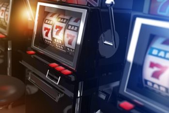 Que sont les symboles Scatter et Wild sur les slots ?